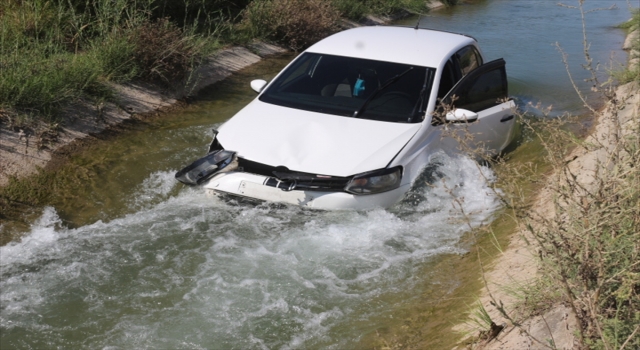 Adana’da sulama kanalına devrilen otomobilin sürücüsü yaralandı