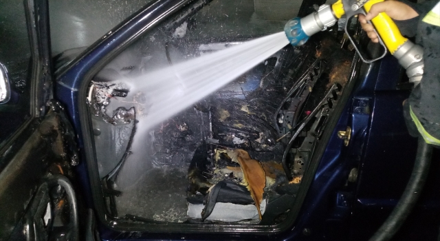 Adana’da bir alışveriş merkezinin otoparkında yanan otomobil kullanılmaz hale geldi