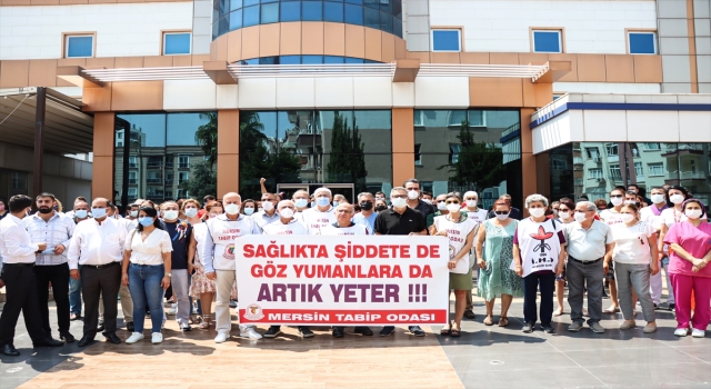 Mersin’de sağlık çalışanları meslektaşlarının darbedilmesini protesto etti