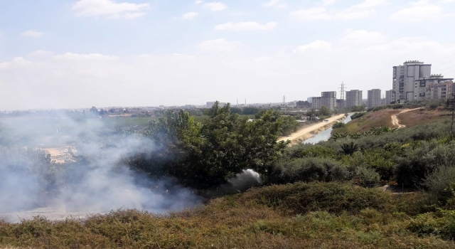 Mersin’de otoyol kenarındaki ağaçlık alanda çıkan yangın söndürüldü