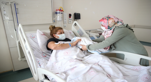 Kovid19’a yakalandığı hamilelik sürecinde aşısını yaptıran kadın bebeğini kucağına aldı