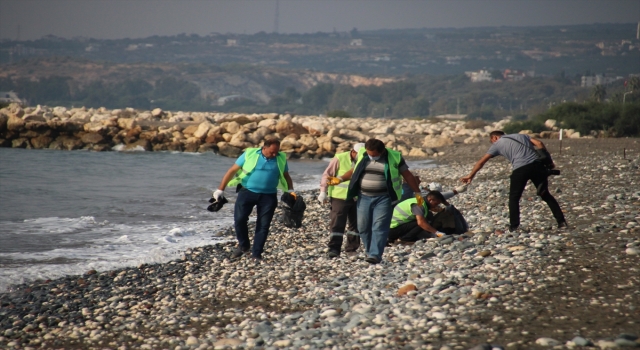Mersin sahillerinde Suriye kaynaklı petrol sızıntısının temizlik çalışmaları sürüyor