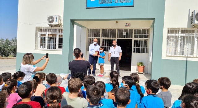 Öğrencilerden Tarsus Ticaret Borsası Başkanı Kaya’ya teşekkür plaketi