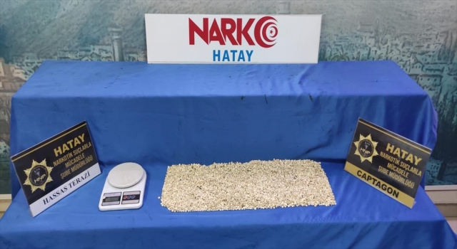 Hatay’da kovalamaca sonucu durdurulan otomobilde 10 bin uyuşturucu hap bulundu