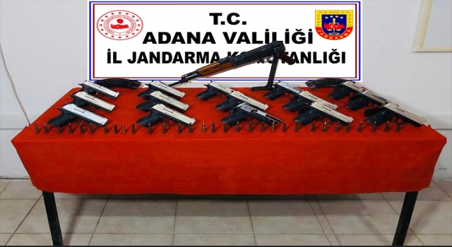 Adana’da bir araçta uzun namlulu silah ve 15 tabanca ele geçirildi