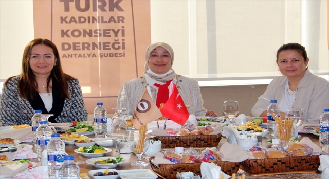 Antalya’da ”Güçlü Kadın, Aile ve Toplum” söyleşisi gerçekleştirildi