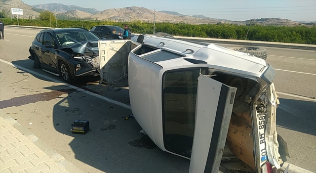 Kozan’da üç otomobilin karıştığı kazada 1 kişi yaralandı