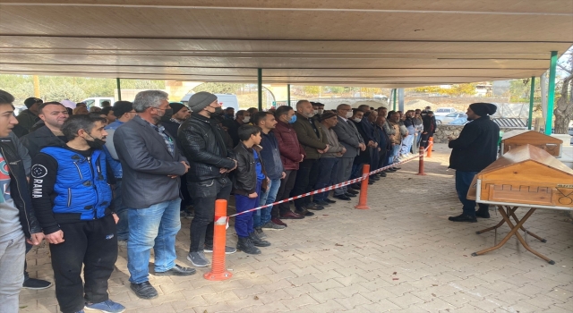 Kahramanmaraş’ta yangında ölen Suriyeli 3 kardeşin cenazeleri aynı mezara defnedildi