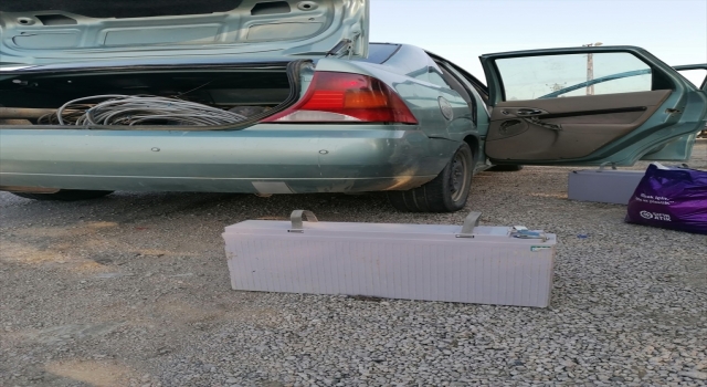 Adana’da uygulamada durdurulan otomobilde baz istasyonundan çalınan aküler çıktı