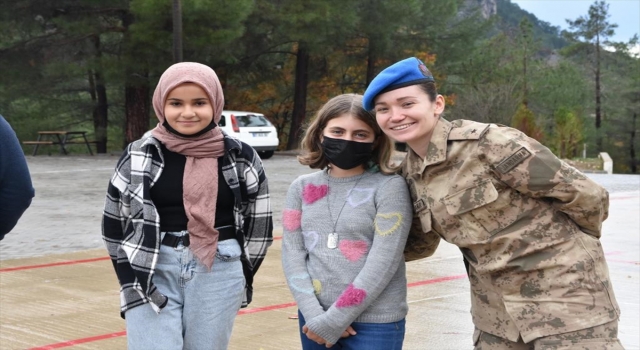 Kadın jandarmalardan ortaokul öğrencisi Elif’i sevindiren ziyaret