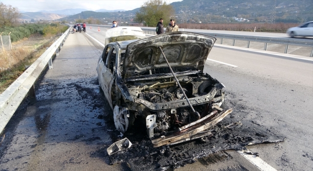 Osmaniye’de seyir halindeyken yanmaya başlayan otomobil kullanılamaz hale geldi