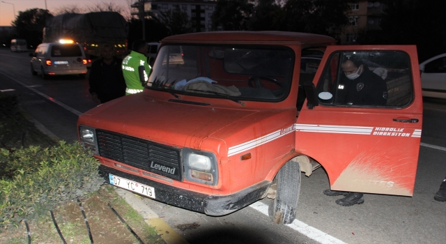 Antalya’da önce kaldırıma, sonra otomobile çarpan kamyonetin sürücüsü öldü