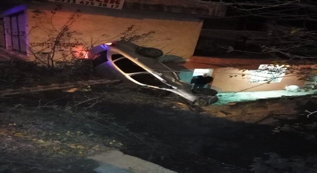 Adana’da evin duvarına çarpan otomobilin sürücüsü yaralandı