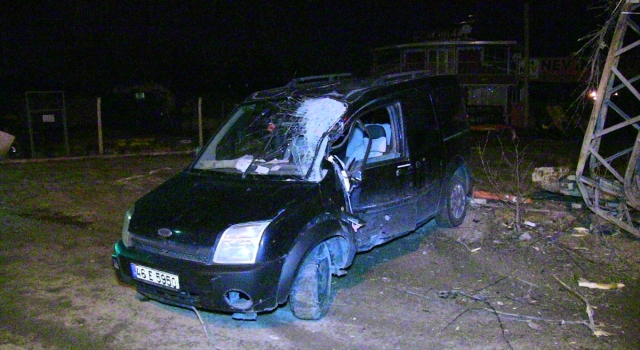 Kahramanmaraş’ta elektrik direğine çarpan hafif ticari araçtaki 2 kişi yaralandı