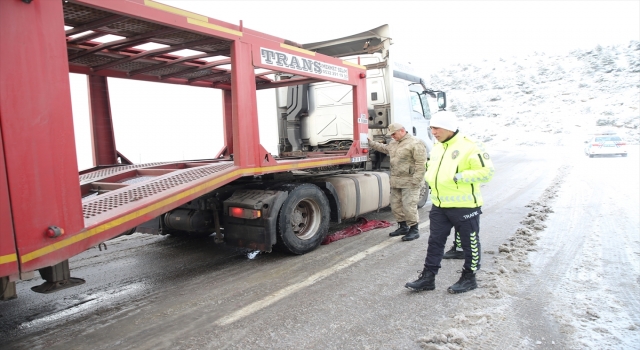 GÜNCELLEME Hatay’da kar yağışı ulaşımı olumsuz etkiledi