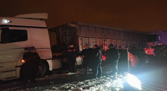 Osmaniye’de yolda mahsur kalanlara akaryakıt desteği