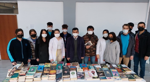 Kozan’da öğretmen ve öğrenciler kitap bağışında bulundu