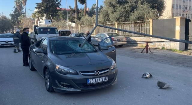 Mersin’de devrilen aydınlatma direği otomobilin ön camından girdi