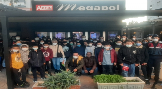 Serik’te jandarma ekipleri, öğrencileri sinemaya götürdü