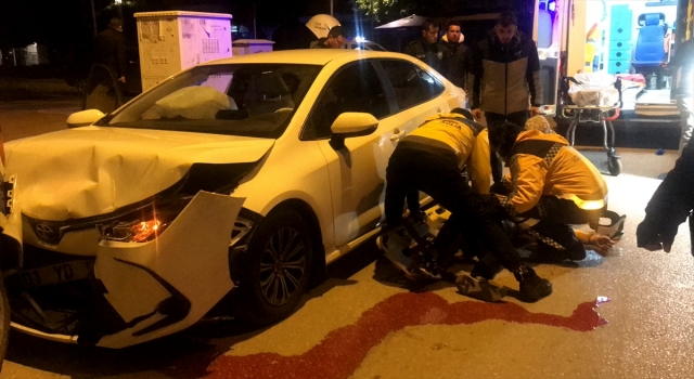 Adana’da sürücüsü rahatsızlanan otomobil polis aracına çarptı