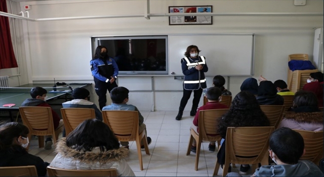 Mersin’de okullarda öğrencilere ”suçtan korunma” anlatılıyor