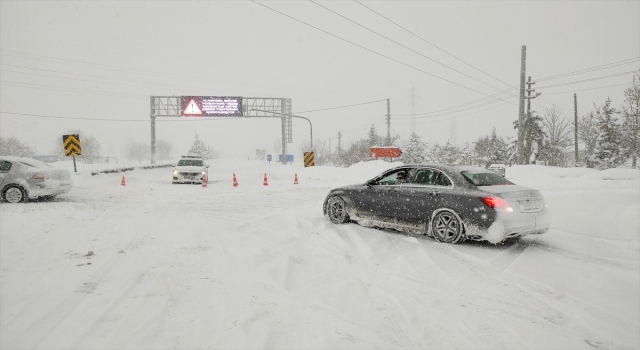 SeydişehirAntalya kara yolu kar yağışı ve tipi nedeniyle trafiğe kapatıldı