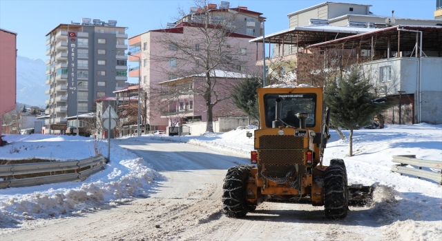 Adana’nın Pozantı ilçesinde kar temizleme çalışmaları sürüyor