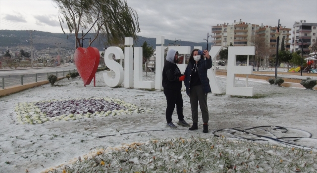 Mersin’de kar nedeniyle evlerinde mahsur kalan çifte iş makinesiyle ulaşıldı