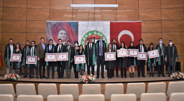 Adana Barosunda stajını tamamlayan 12 avukat cübbelerini giydi