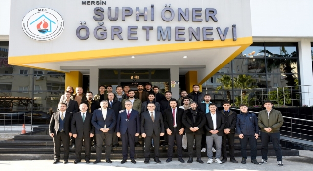 Vali Su, kamp için Mersin’e gelen öğrencilerle buluştu