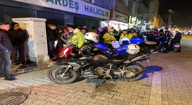 Adana’da kaçan sürücünün otomobiliyle çarptığı motosikletteki 2 polis yaralandı
