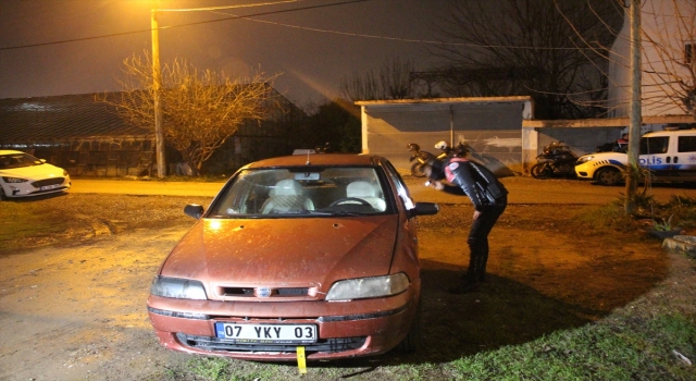 Antalya’da polisin ”dur” ihtarına uymayan 2 kişi aracı terk edip kaçtı