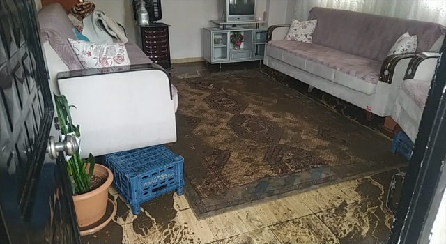 Adana’da sağanak nedeniyle bir evi su bastı