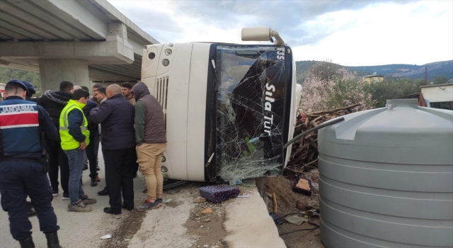 Mersin’de servis otobüsünün devrilmesi sonucu 10 işçi yaralandı