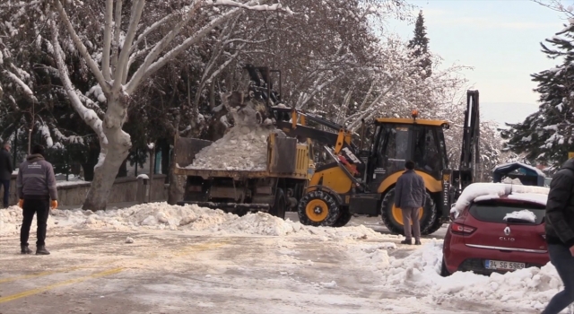 Isparta’da kar kütleleri kamyonlarla şehir dışına taşındı