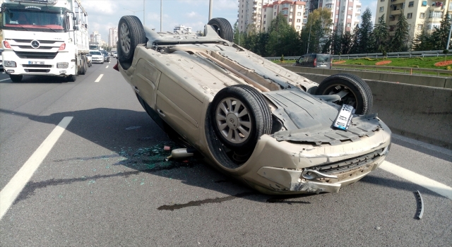Adana’da otoyolda beton bariyere çarpan otomobilin sürücüsü yaralandı