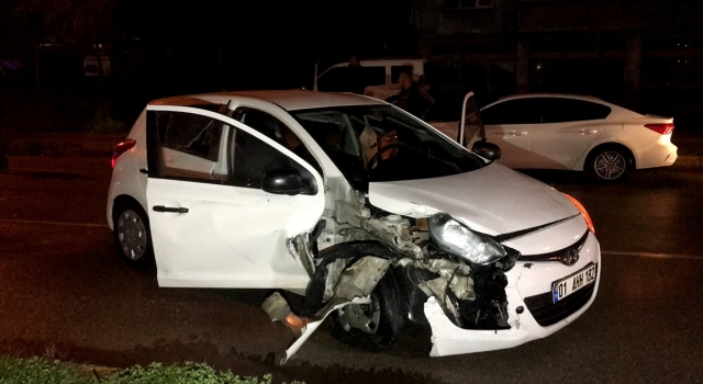 Adana’da polisten kaçan şüphelilerin otomobili ters şeritte hafif ticari araçla çarpıştı