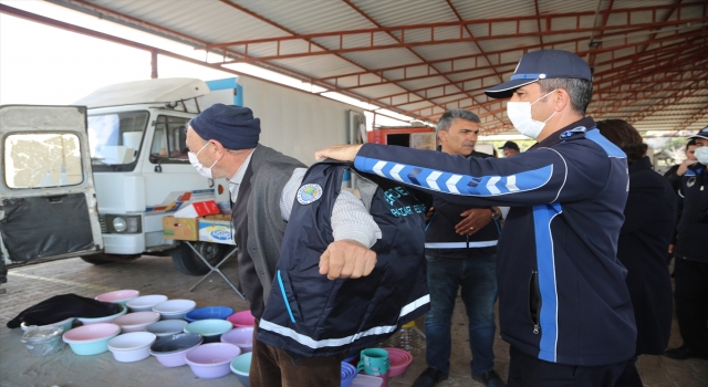 Erdemli Belediyesi pazarcı esnafına yelek dağıttı