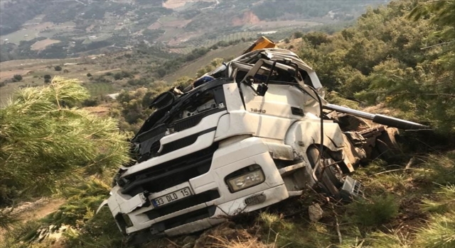 Mersin’de şarampole devrilen tırın sürücüsü yaralandı