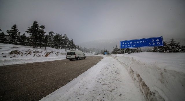 AntalyaKonya kara yolu kar nedeniyle tır geçişlerine kapatıldı