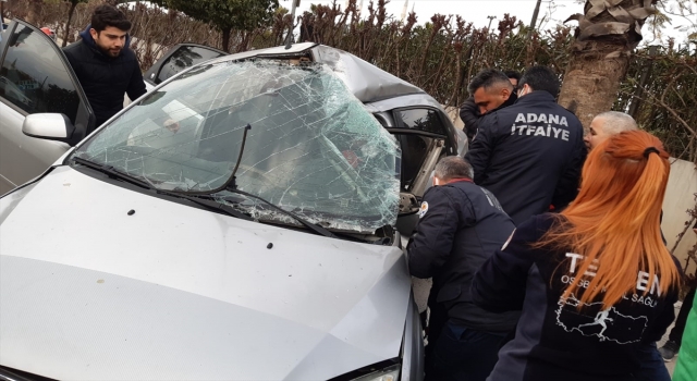 Adana’da ağaca çarpan otomobildeki iki kişi yaralandı