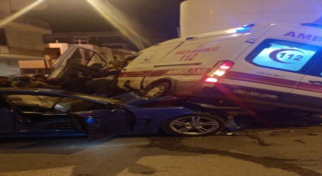 Antalya’da ambulansla otomobilin çarpıştığı kazada 5 kişi yaralandı
