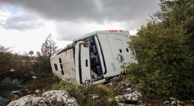 Antalya’da devrilen tur minibüsündeki 8 turist yaralandı