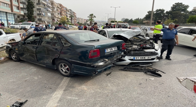İntihar girişimini izlemek isteyen sürücülerin karıştığı kazada 4 kişi yaralandı