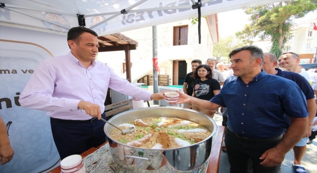 Kaş’ta vatandaşlara aşure dağıtıldı