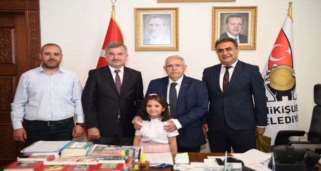 Başkan Mahçiçek koltuğunu minik Elif’e devretti