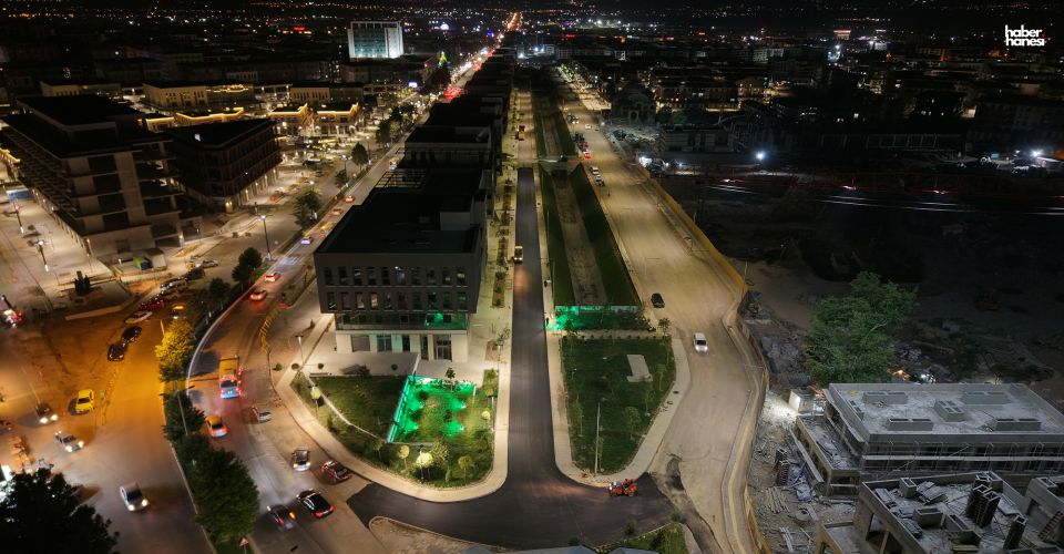 Kahramanmaraş Büyükşehir Asfalt Mesaisini Gece Gündüz Sürdürüyor