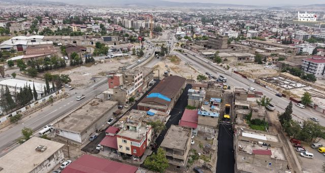 Kahramanmaraş Büyükşehir, Menderes Mahallesi’nde Sıcak Asfalt Serimine Başladı