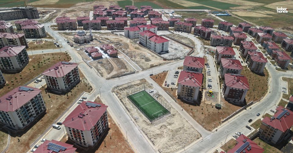 Kahramanmaraş Büyükşehir’den Afşin’e 3 Yeni Halı Saha, Çocuklara Yeni Oyun Alanı