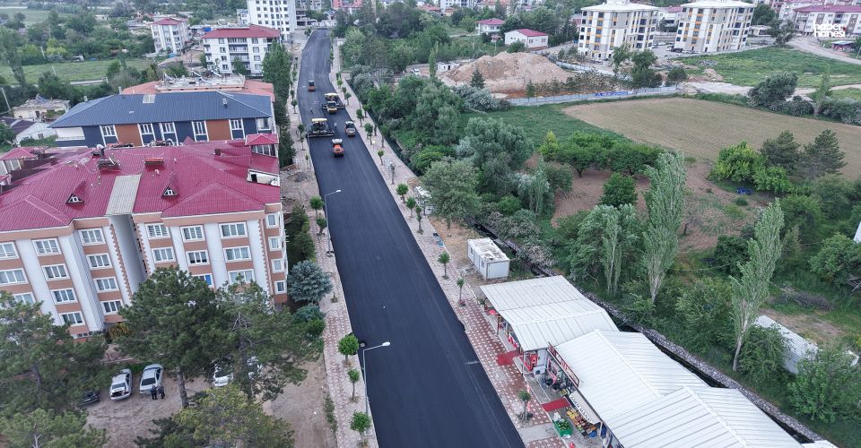 Kahramanmaraş Büyükşehir’den Elbistan Pınarbaşı Caddesi’nde Kesintisiz Asfalt Mesaisi